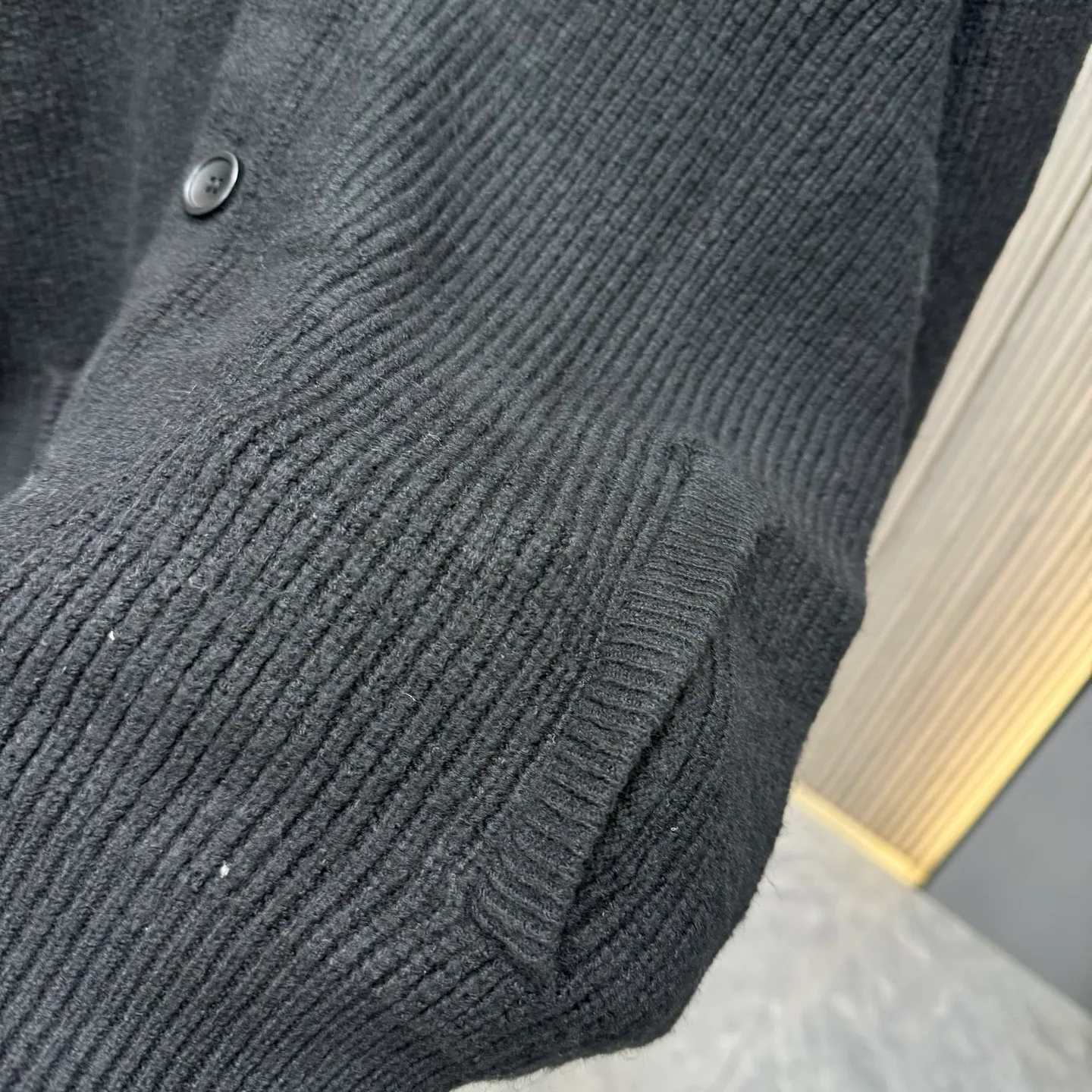 🅿️280 LF Ralph Lauren 25FW Taoist robe sweater is made of top-grade cashmere yarn. The new autumn and winter Oblique jacquard knitted cashmere sweater has a double-sided wearable design and is made of high-quality cashmere material. After fine weaving process, it presents a soft and comfortable touch and excellent thermal insulation performance. The iconic Oblique jacquard pattern is perfectly presented through precision knitting technology. It can be worn on both sides, showing different style charms. The round neck design is simple and elegant, suitable for various matching occasions. Exquisite knitting technology ensures that the clothes are not easily deformed and remain crisp and long-lasting. The double-sided design concept reflects LV's perfect balance of practicality and fashion. Each sweater undergoes strict quality inspection to ensure that the quality meets the brand's consistently high standards. This knitted item combines warmth and style, making it an exquisite addition to your autumn and winter wardrobe. Size:S/M/L/XL